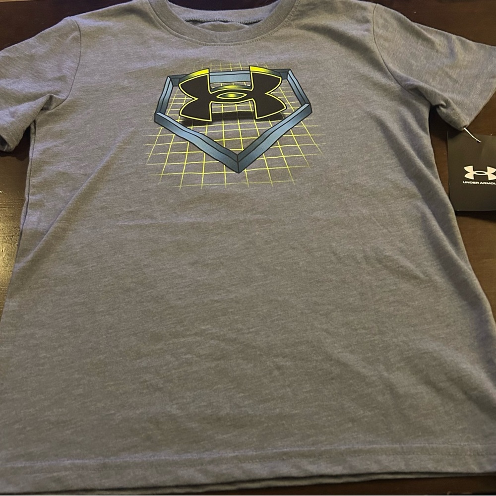 UNDER ARMOUR size 7 gray tee.